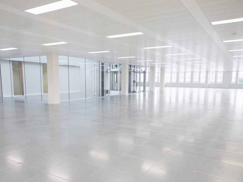 large-vacant-open-plan-office-space-PEW8KUB-o8san73ubf4bzvqqw7va0pm88bmsp555b7a8u08ak0